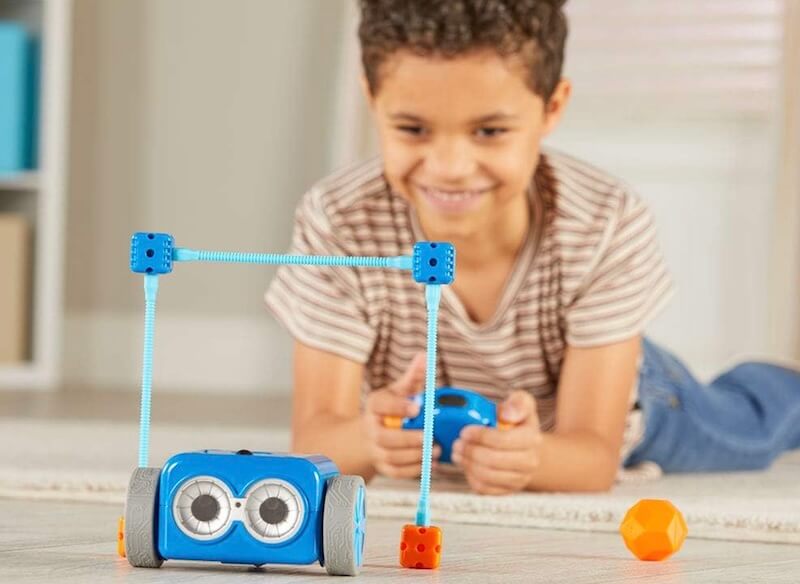 AI robot dog experience store in Jiangsu, China — popular smart toy for teaching AI concepts to kids.