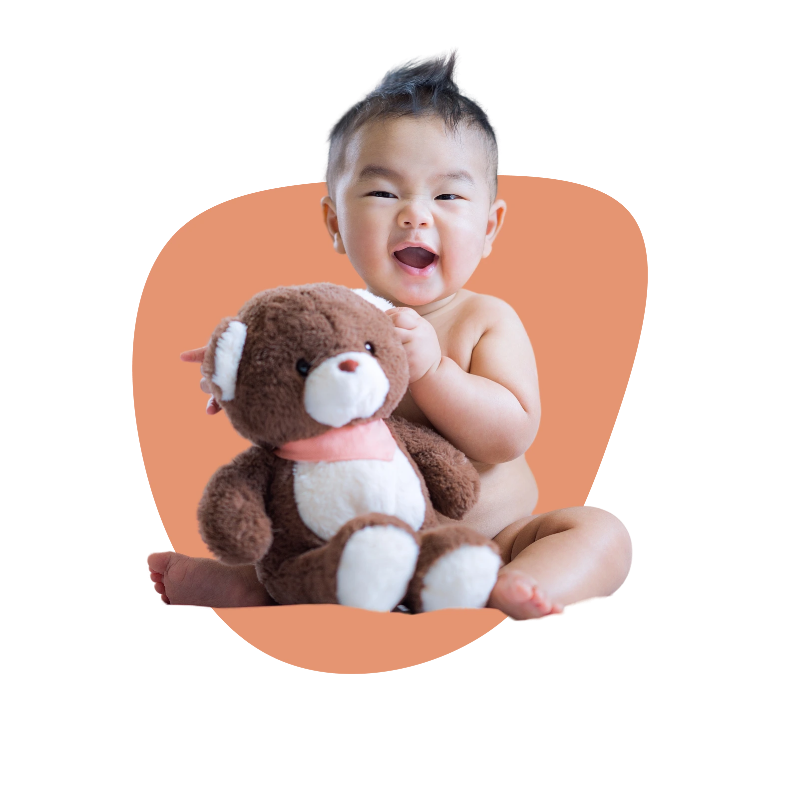 Seorang bayi ceria sedang tersenyum dan memeluk boneka beruang cokelat, duduk di depan bentuk abstrak berwarna oranye.