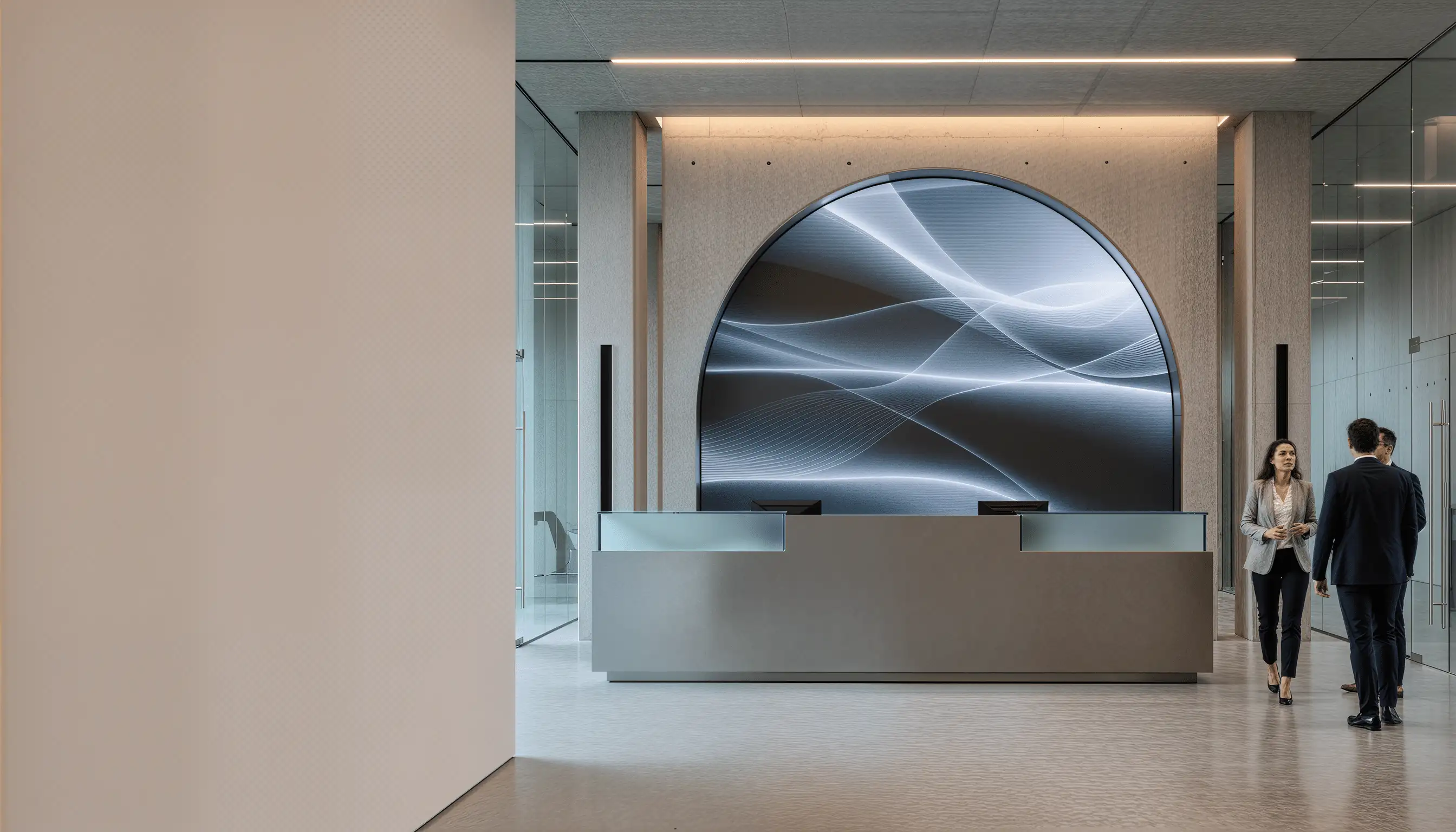 Bogenförmige LED-Wand als Blickfang hinter einem minimalistischen Empfangstresen mit zwei Geschäftsleuten im Gespräch