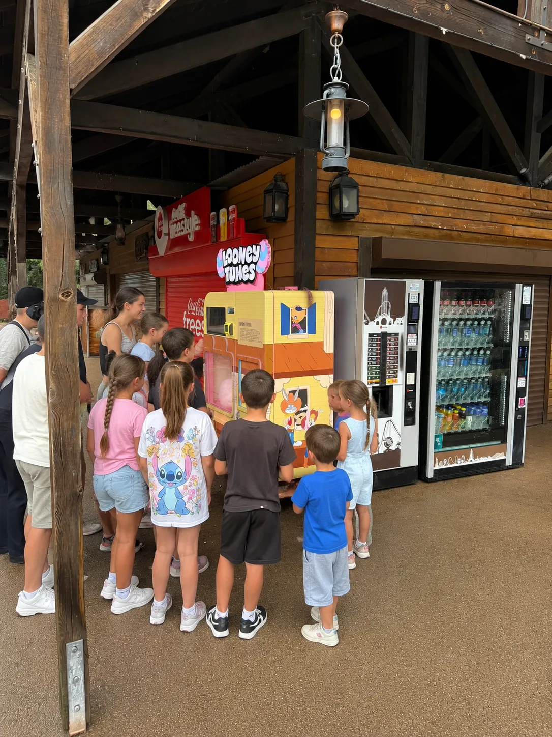 Themed Vend-Me cotton candy machine at Parque Warner Madrid