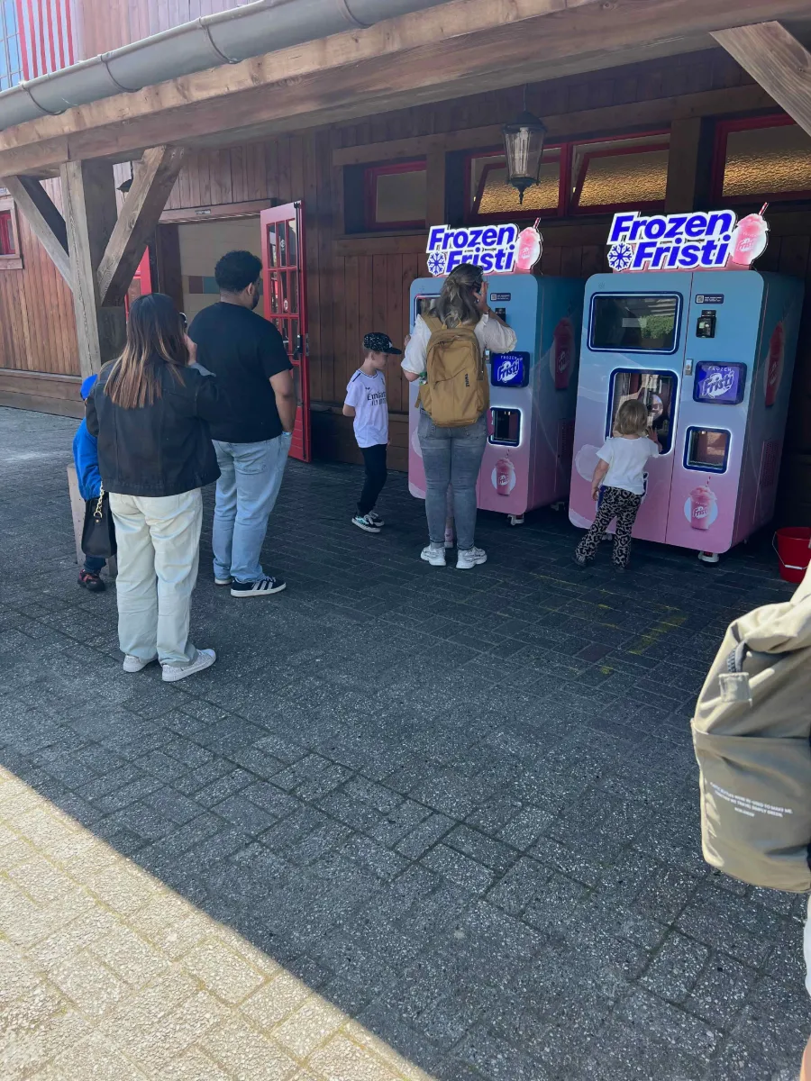 Gasten in de rij bij twee Frozen Fristi-automaten