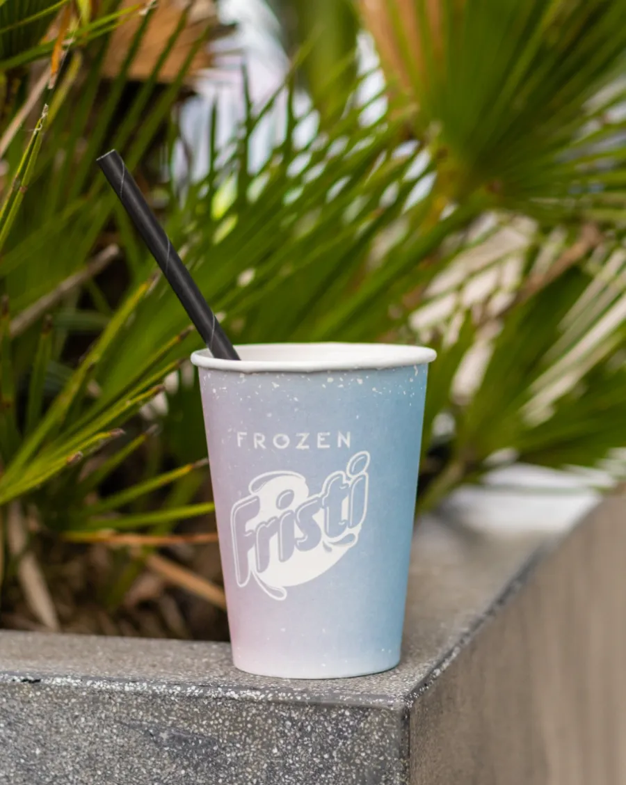 Beker Frozen Fristi met papieren rietje