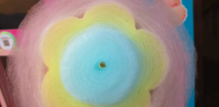 Zuckerwatte in Blumenform, frisch gesponnen von einem Vend-Me Automaten
