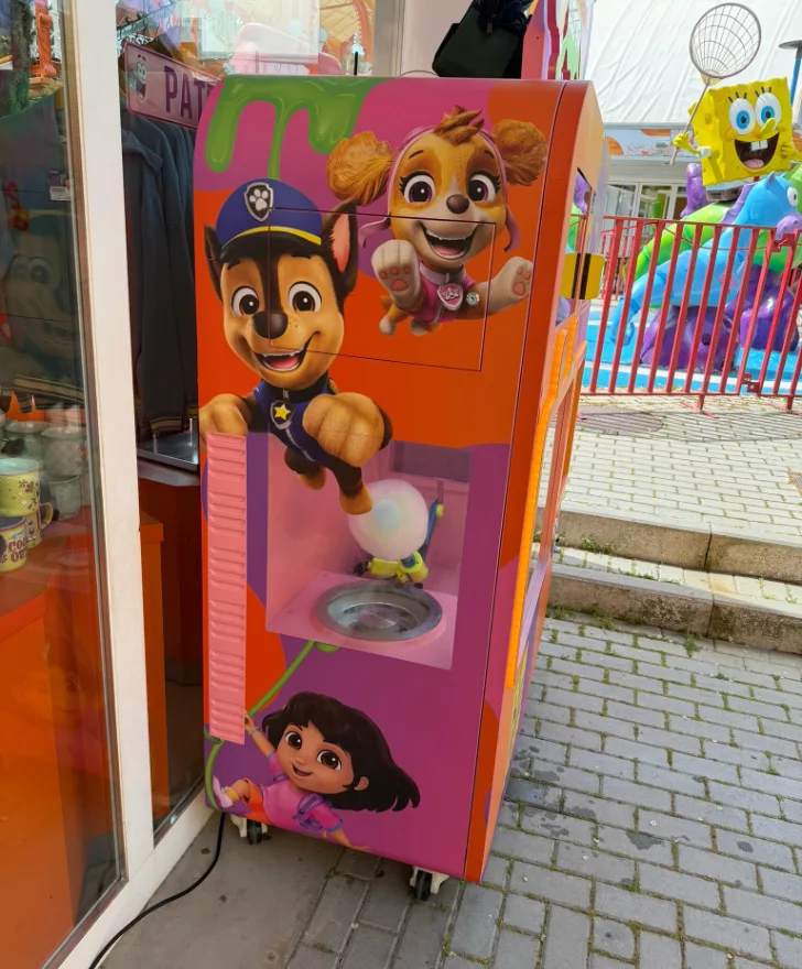 Vend-Me Zuckerwattestand mit individueller Themenfolierung für einen Familienpark