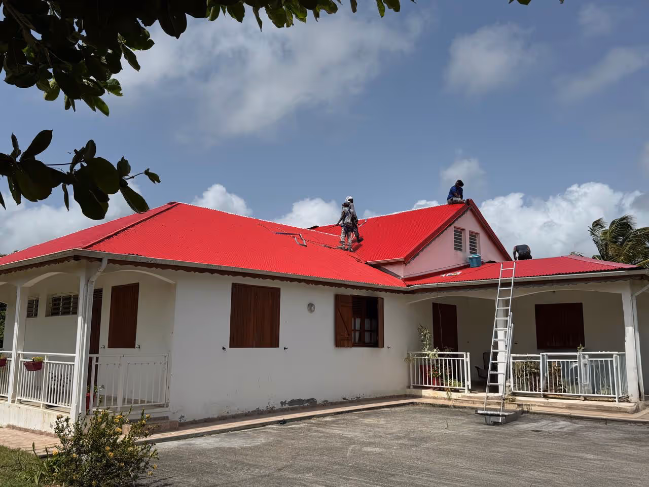 Toiture guadeloupe rouge