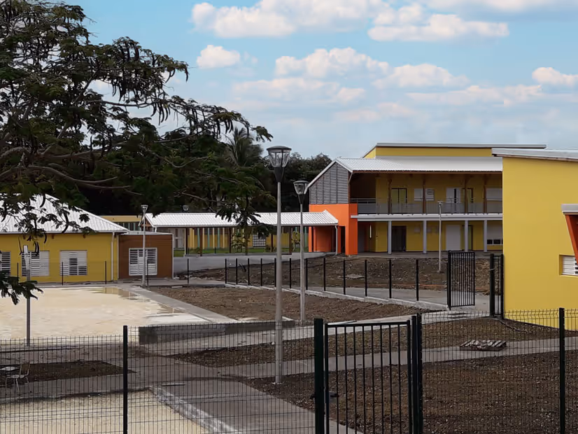 Réalisation d'une école en tôle