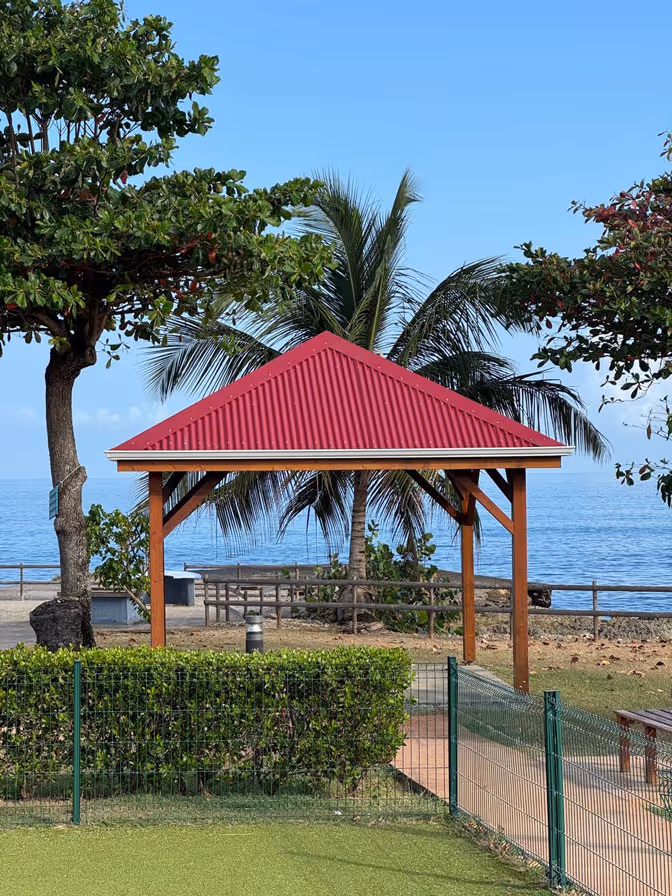 Cabanon de jardin en tôle rouge
