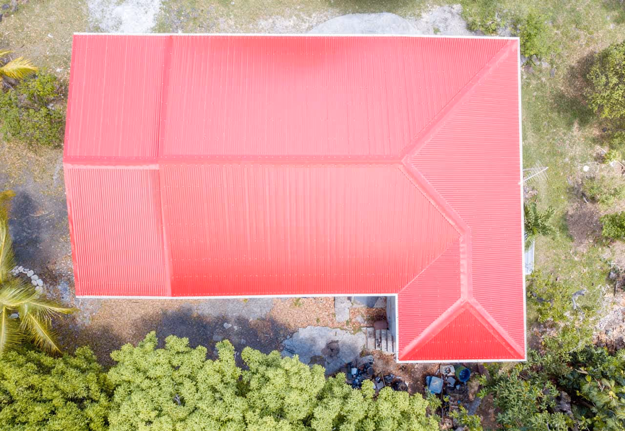 Vue arienne d'un toit en tôle rouge
