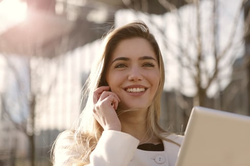 Blog-Frau-am-Telefon
