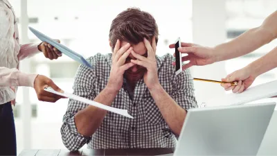 gestresster Büromitarbeiter am Schreibtisch