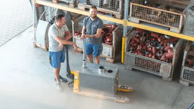 Foto von Lagerhalle mit zwei Mitarbeitenden der BROCHIER Gruppe