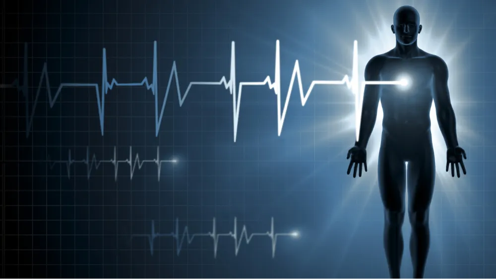 Abstrakte Darstellung eines menschlichen Körpers mit hervorgehobenem Herzbereich und EKG-Kurve.