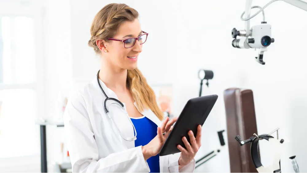 Medizinische Fachangestellte gibt auf dem Tablett etwas ein