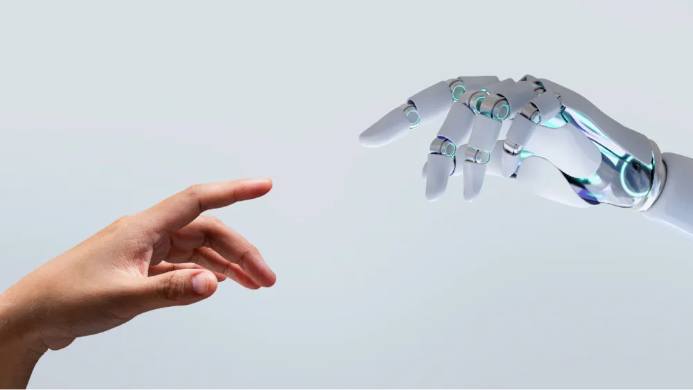 Eine menschliche- und Roboterhand, welche sich beinahe berühren