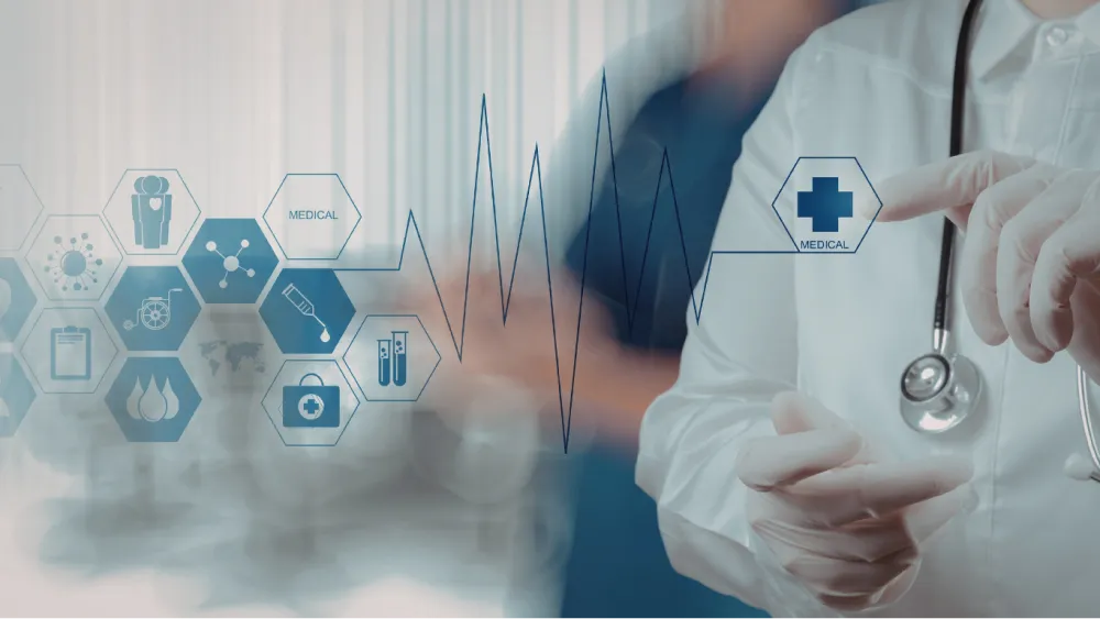 Ärztin mit Stethoskop interagiert mit digitalen Gesundheits-Icons und EKG-Kurve.