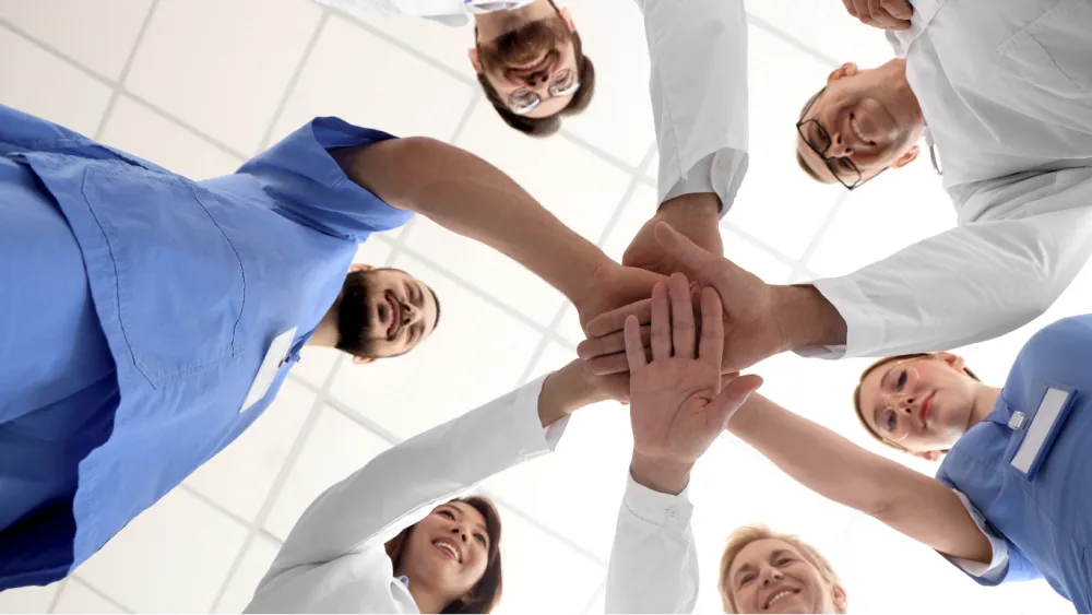 MFAs halten Hände in die Mitte zusammen