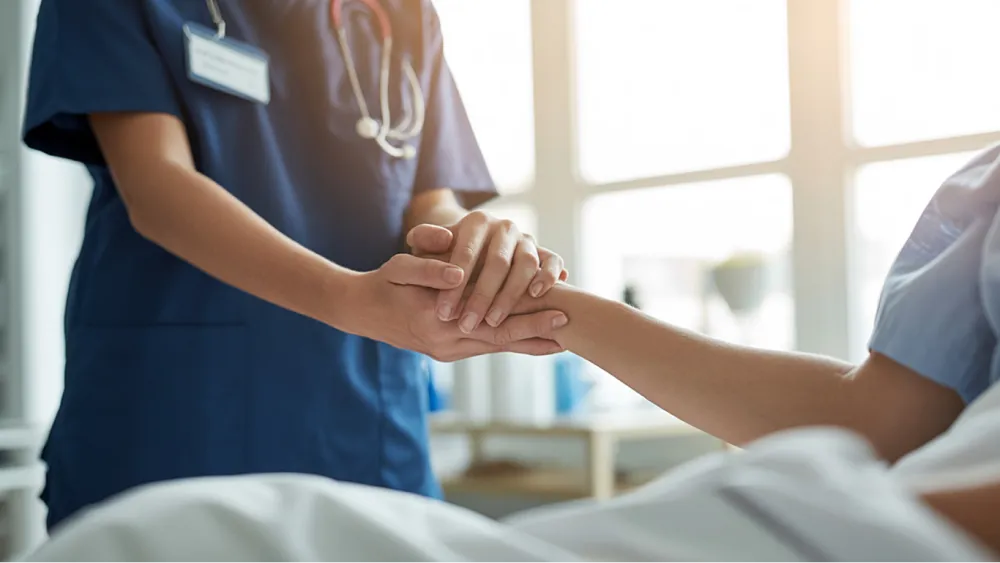 MFA hält Hand von Patient:in
