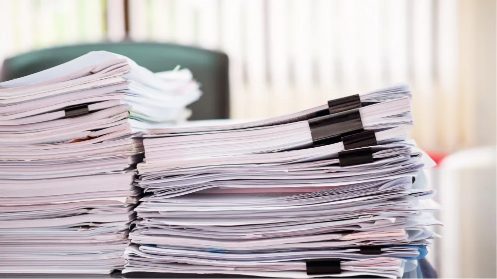 Papierstapel auf einem Bürotisch