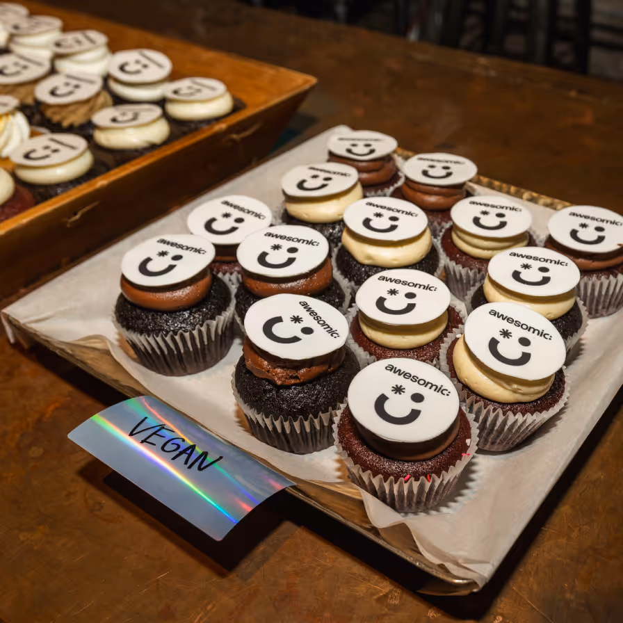 Cakes with awesomic logo