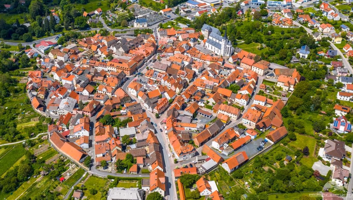 Drohnenaufnahme von Altstadt von Bischofsheim in der Rhön