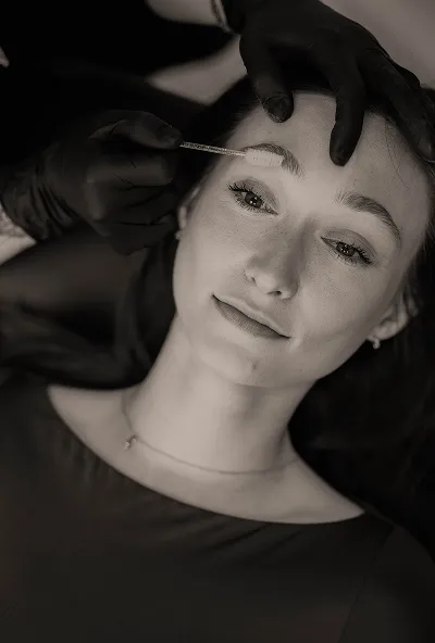 Eileen bei der präzisen Augenbrauenbehandlung – Formgebung und Pigmentierung für ein perfektes Ergebnis