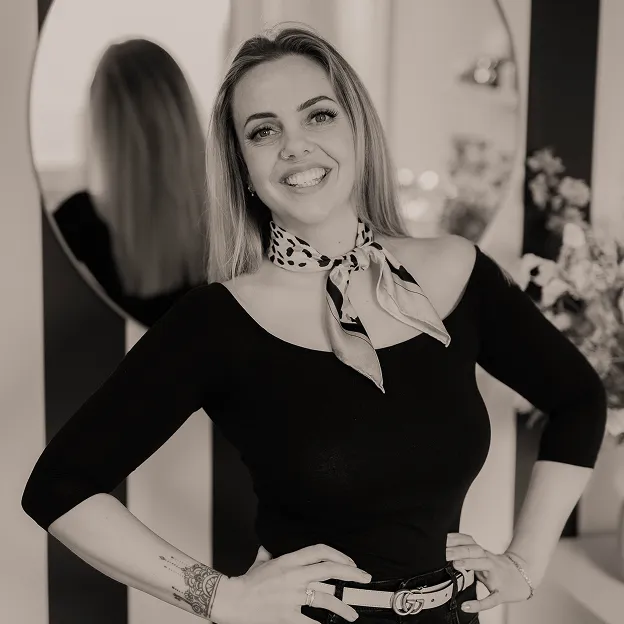 Portrait von Eileen Demirel – freundliche Kosmetikerin mit professioneller Ausstrahlung, spezialisiert auf Permanent Make-up.