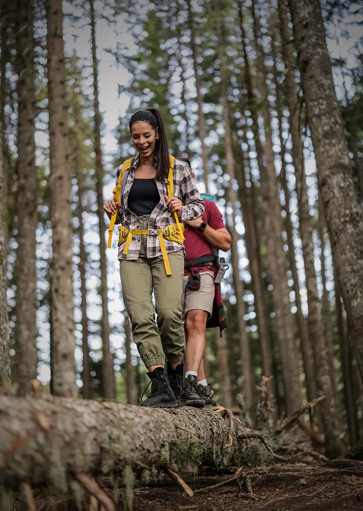 Ferien Freunde wandern zusammen durch ein Waldgebiet. 