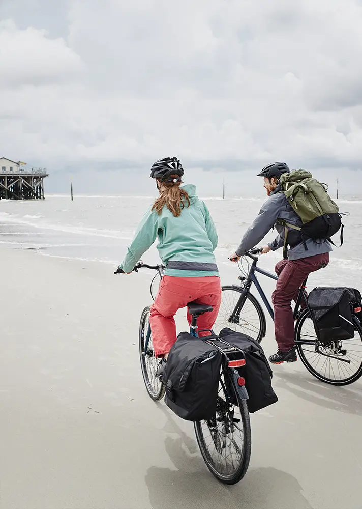 Ferien Freunde die an der Nordsee radfahren zusammen. 