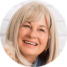 Frau mit blondem Haar lächelt – Portrait