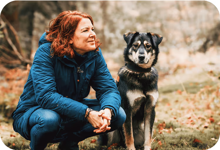 Frau mit Hund auf Weg, lachend