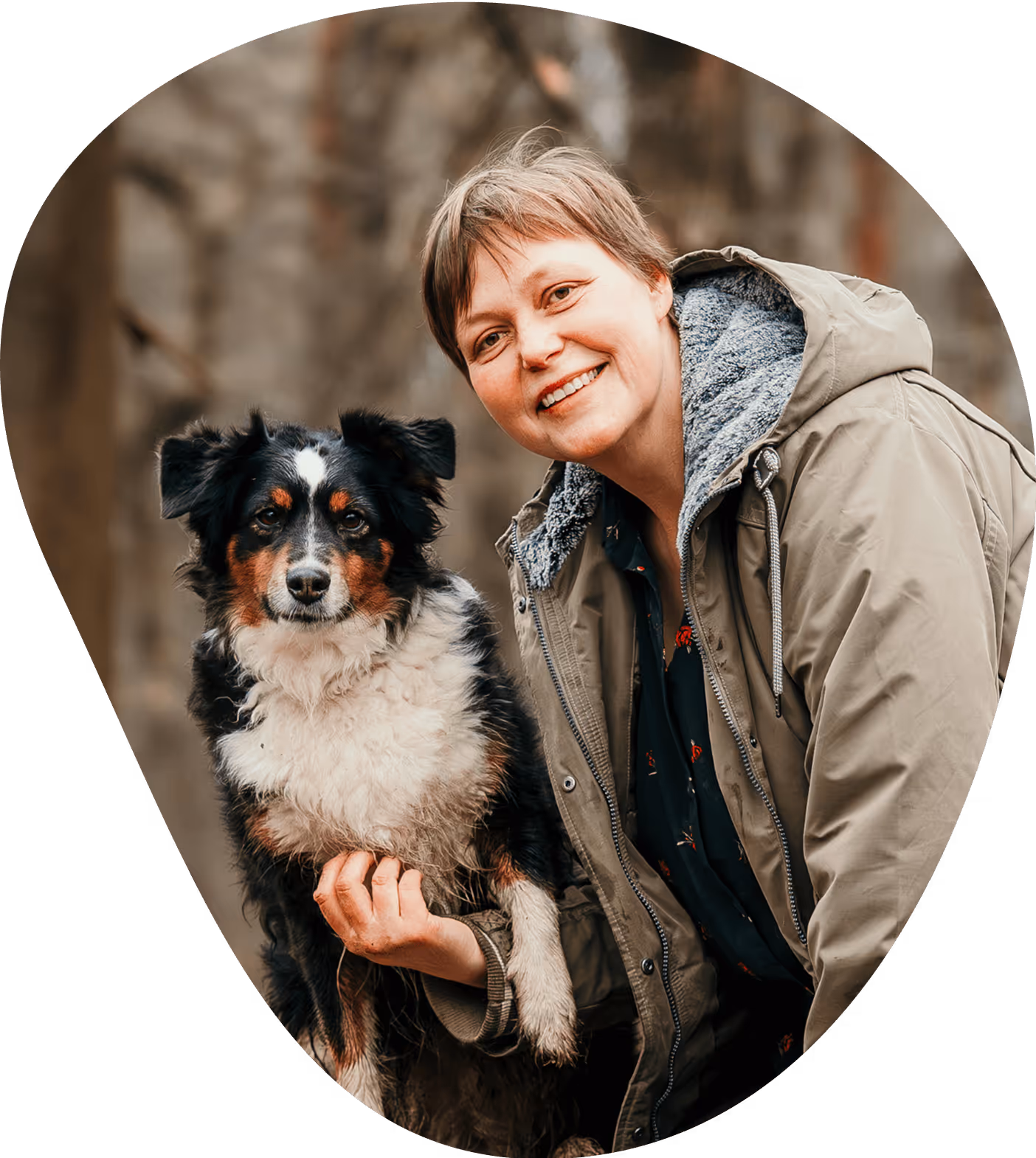 Frau mit zwei Hunden auf Baumstumpf, Portrait