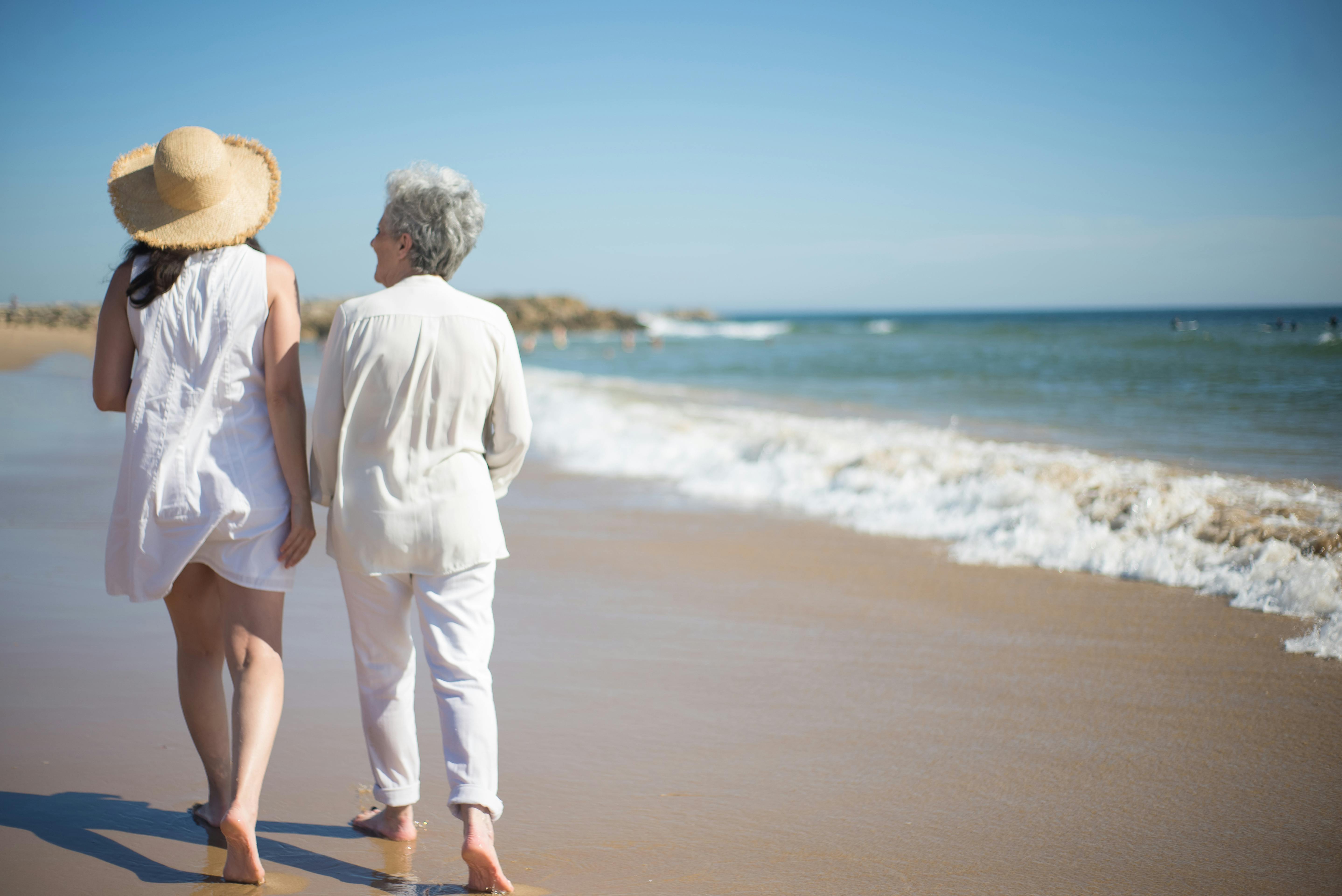 Femme âgée et son aidante