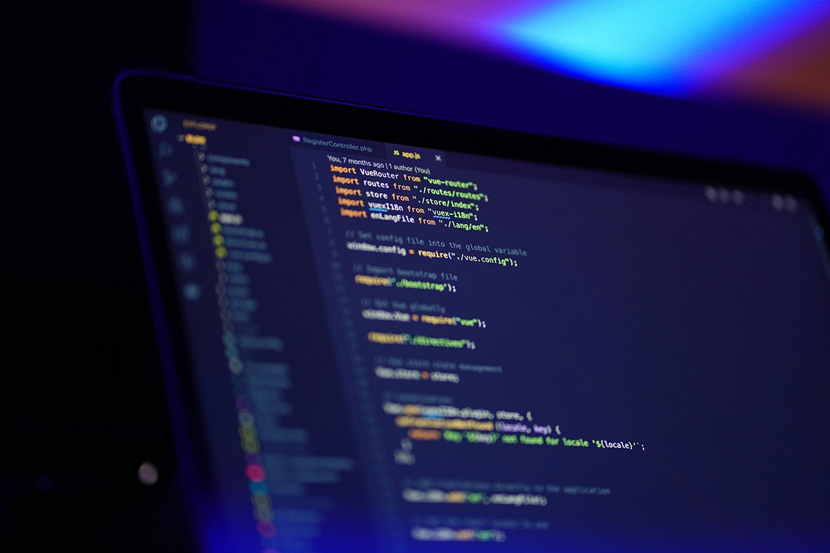 Un écran d’ordinateur affiche un éditeur de code avec la coloration syntaxique, montrant du code écrit en Python dans une interface utilisateur à thème sombre.