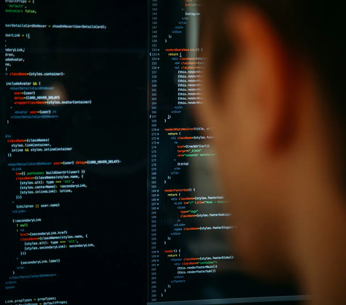 Une personne regarde un écran d’ordinateur affichant des lignes de code avec coloration syntaxique dans un éditeur de texte à thème sombre.