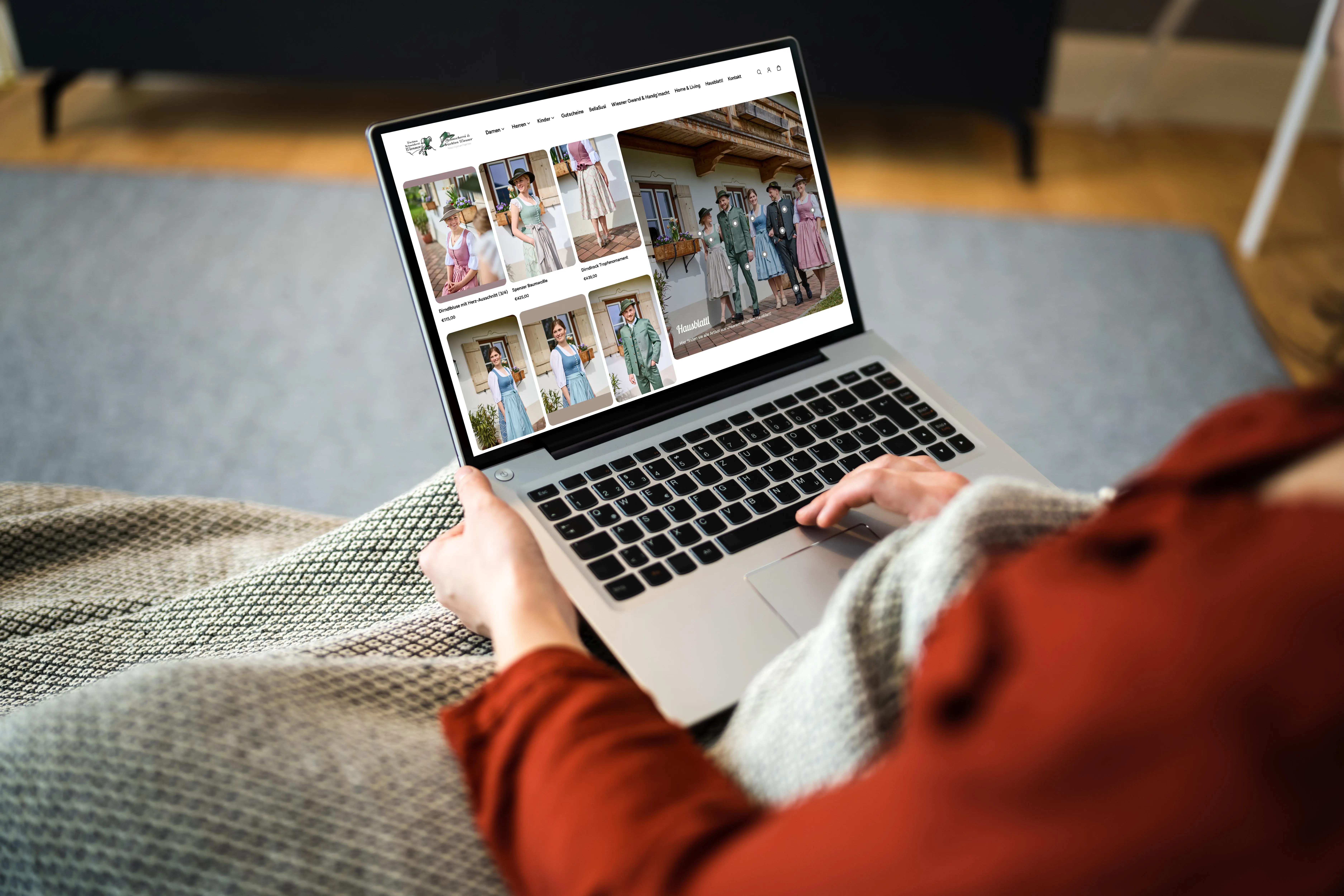 Person sitzt mit Laptop auf dem Schoß und besucht einen Online-Shop für Damenschuhe.