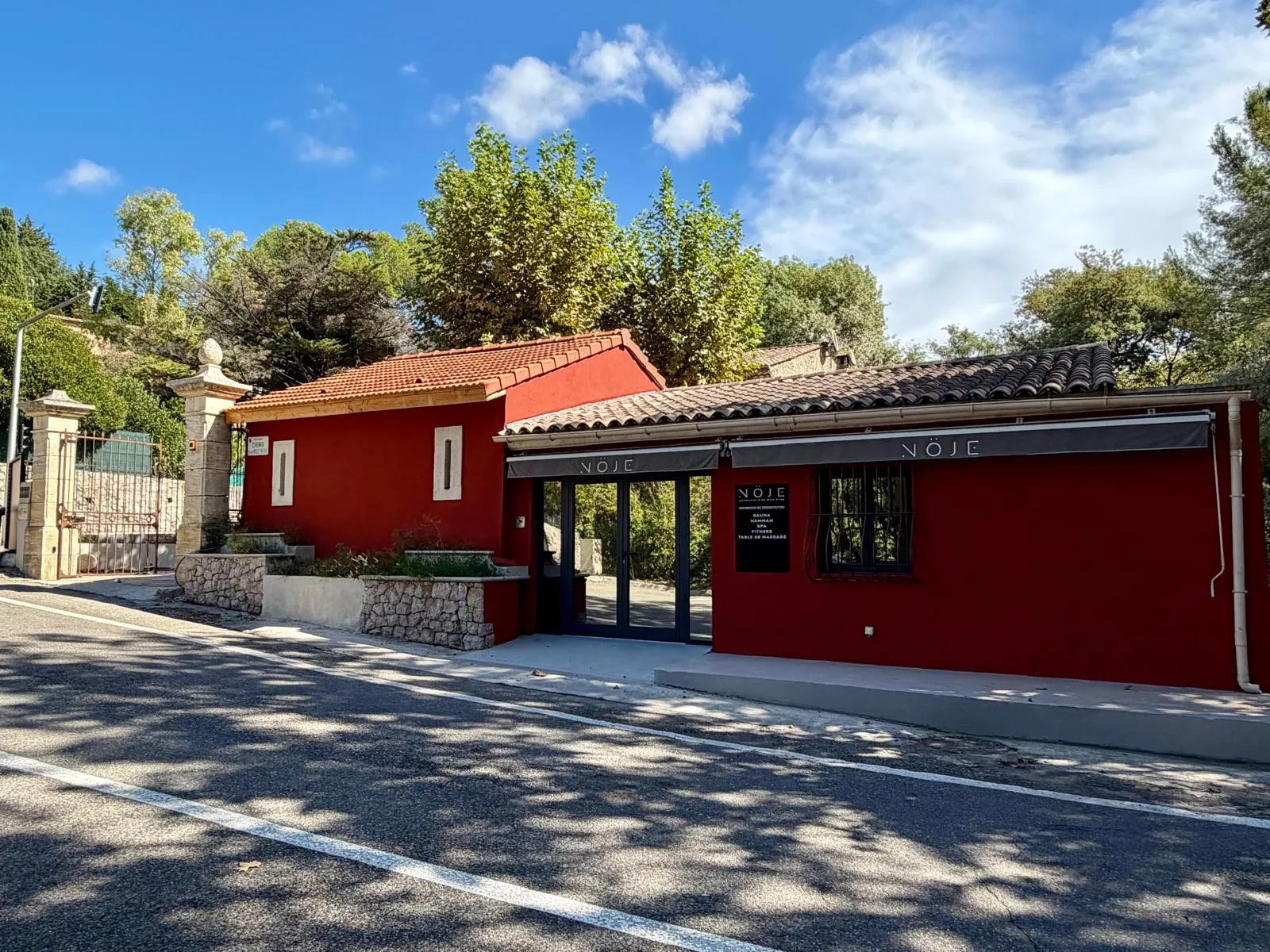 Façade du showroom Nöje, avenue de Font-Roubert à Mougins