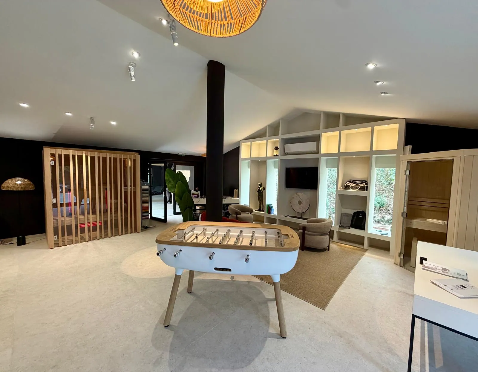 Vue d'ensemble du showroom Nöje : sauna, salon et espace détente