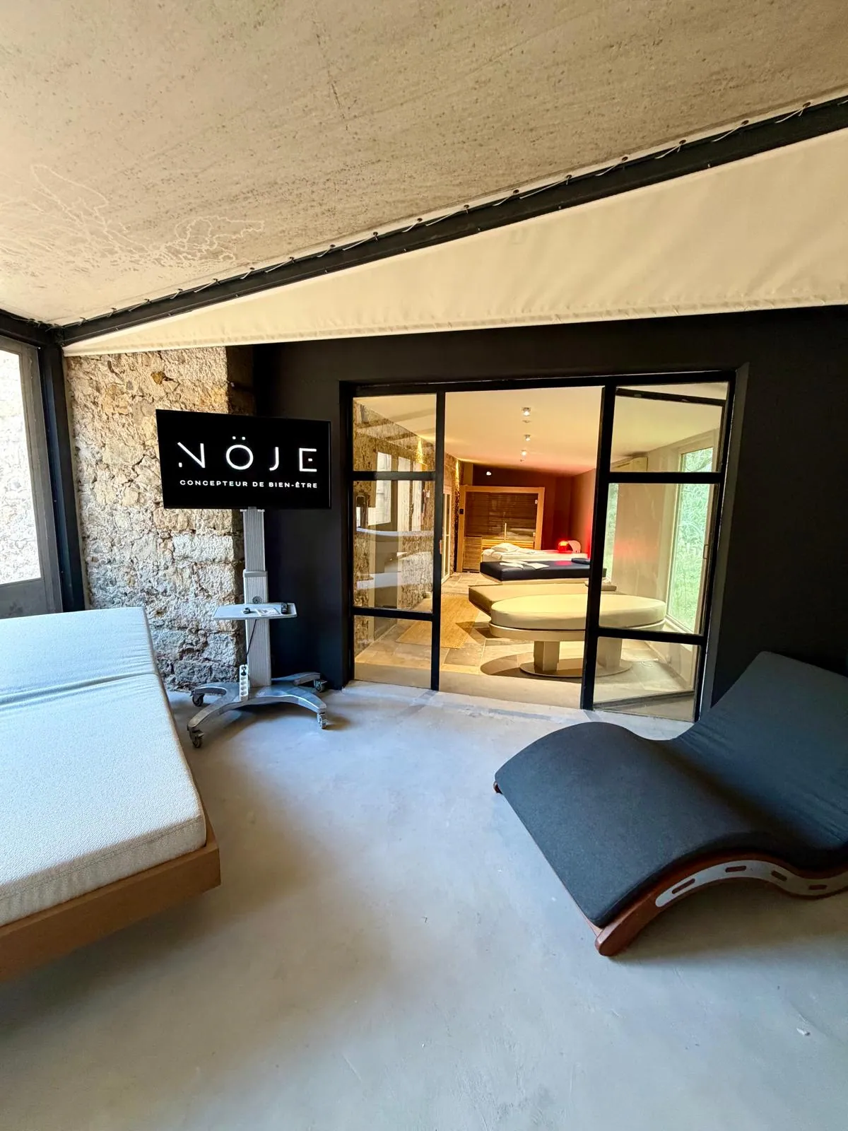 Zone de relaxation du showroom Nöje avec transats ergonomiques