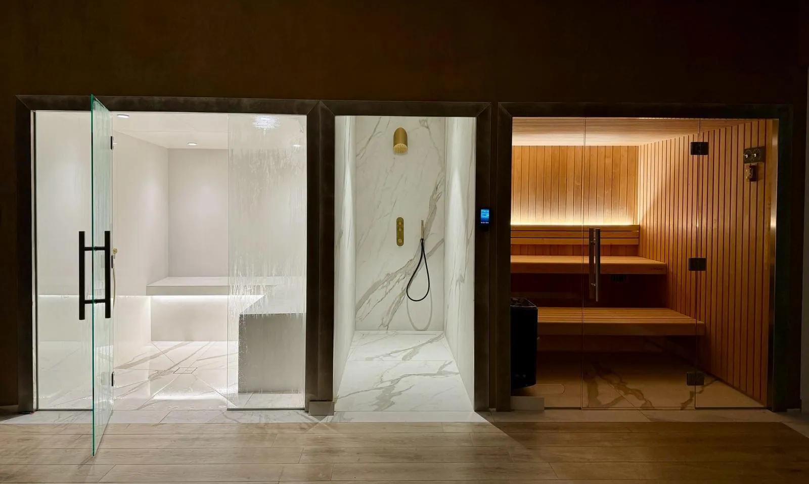 Spa avec hammam en marbre et sauna en bois réalisé par Nöje