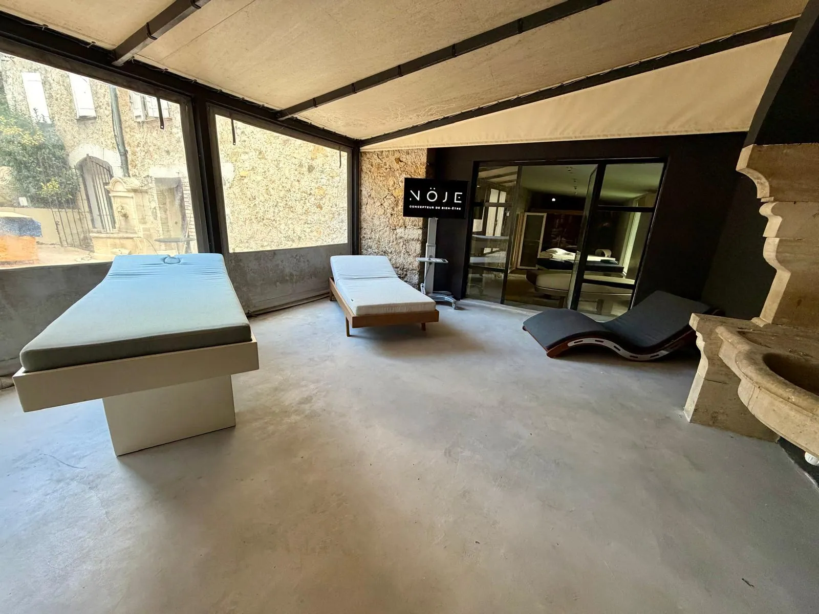 Véranda de détente avec lits de repos au showroom Nöje à Mougins