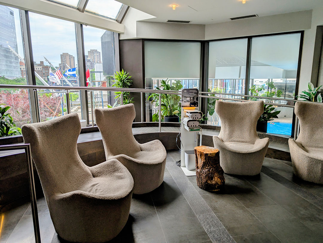 Station Hoppin' avec 4 sièges dans le lobby du DoubleTree