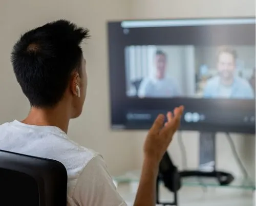Dereksiu.com.au - Derek on a Zoom call with 2 clients