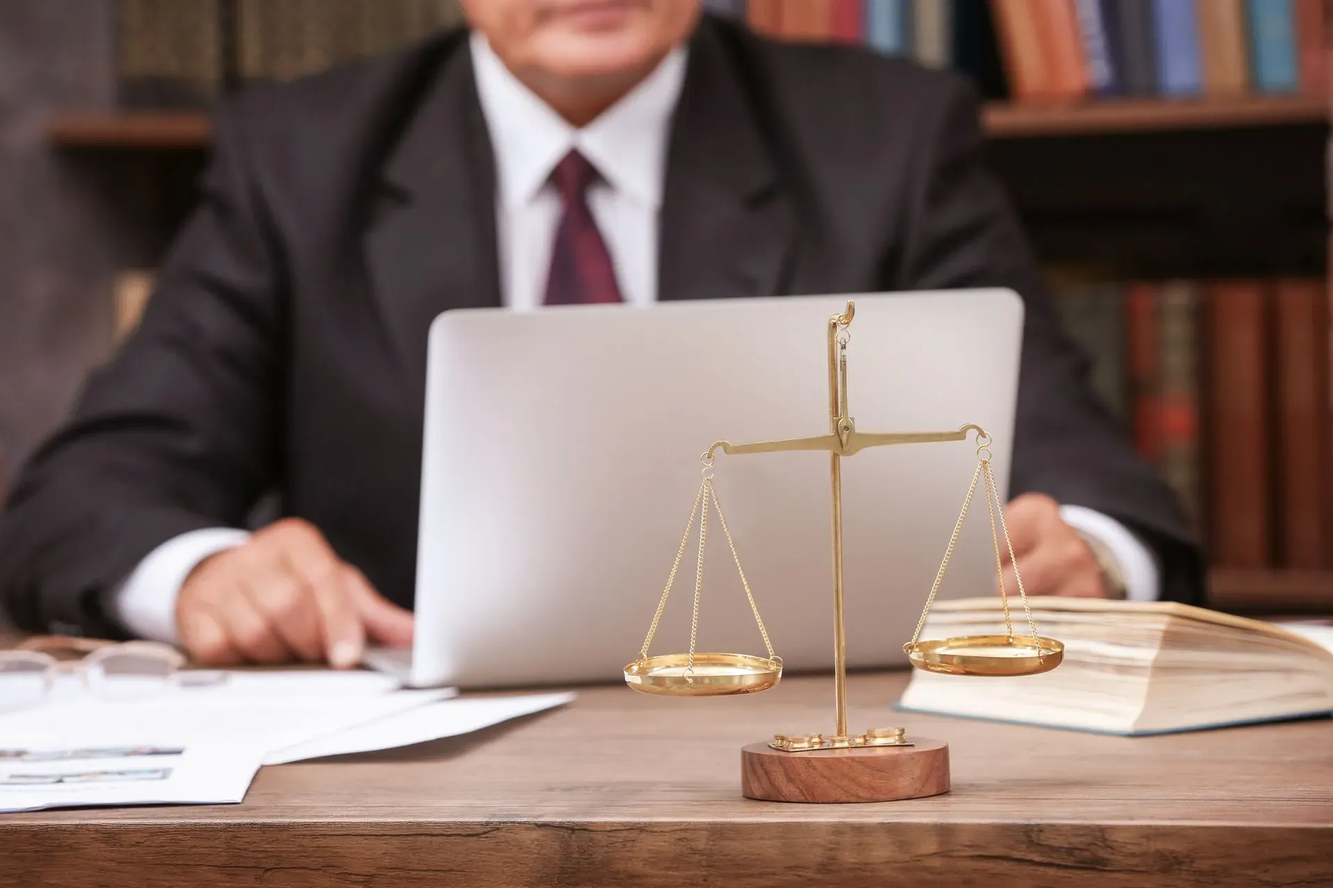 What is a Criminal Lawyer? Exploring Their Roles, Qualifications and Benefits of Representation