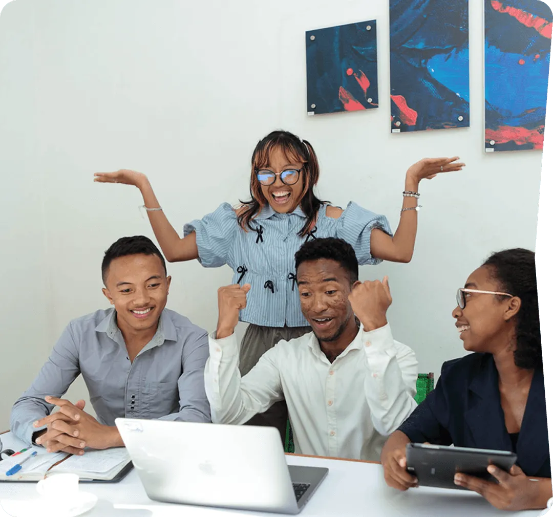 Équipe amusée dans un espace de coworking, incarnant l’esprit d’équipe et la créativité - Smartelia