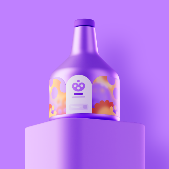 Violetti pullo, jossa on abstrakti keltainen ja oranssi kuviointi, asetettuna violetin jalustan päälle.