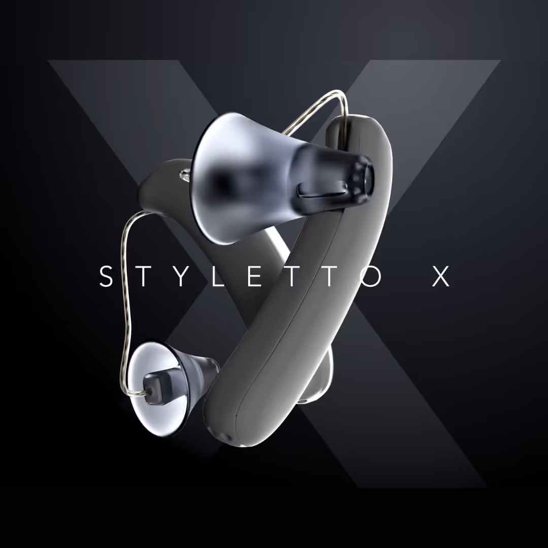 Tyylikkäät harmaat Styletto X -kuulokojeet tummalla taustalla suurella himmeällä X-kirjaimella.