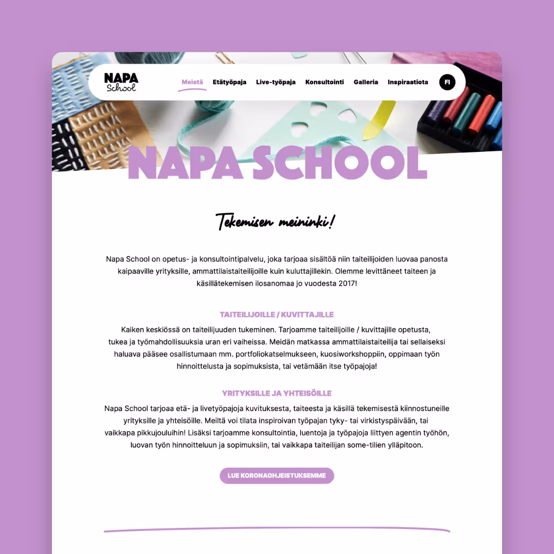 Napa Schoolin verkkosivun etusivu, jossa on violetti otsikko, navigaatiopalkki ja tietoa taiteilijoille, yrityksille ja yhteisöille suunnatuista opetus- ja konsultointipalveluista.