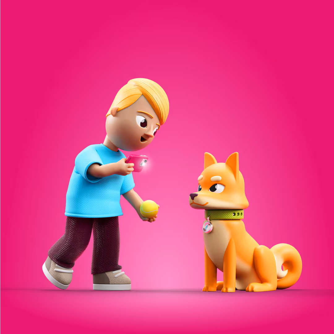Animoitu poika sinisessä paidassa pitelee keltaista palloa ja katsoo koiraa, joka istuu pinkkiä taustaa vasten.