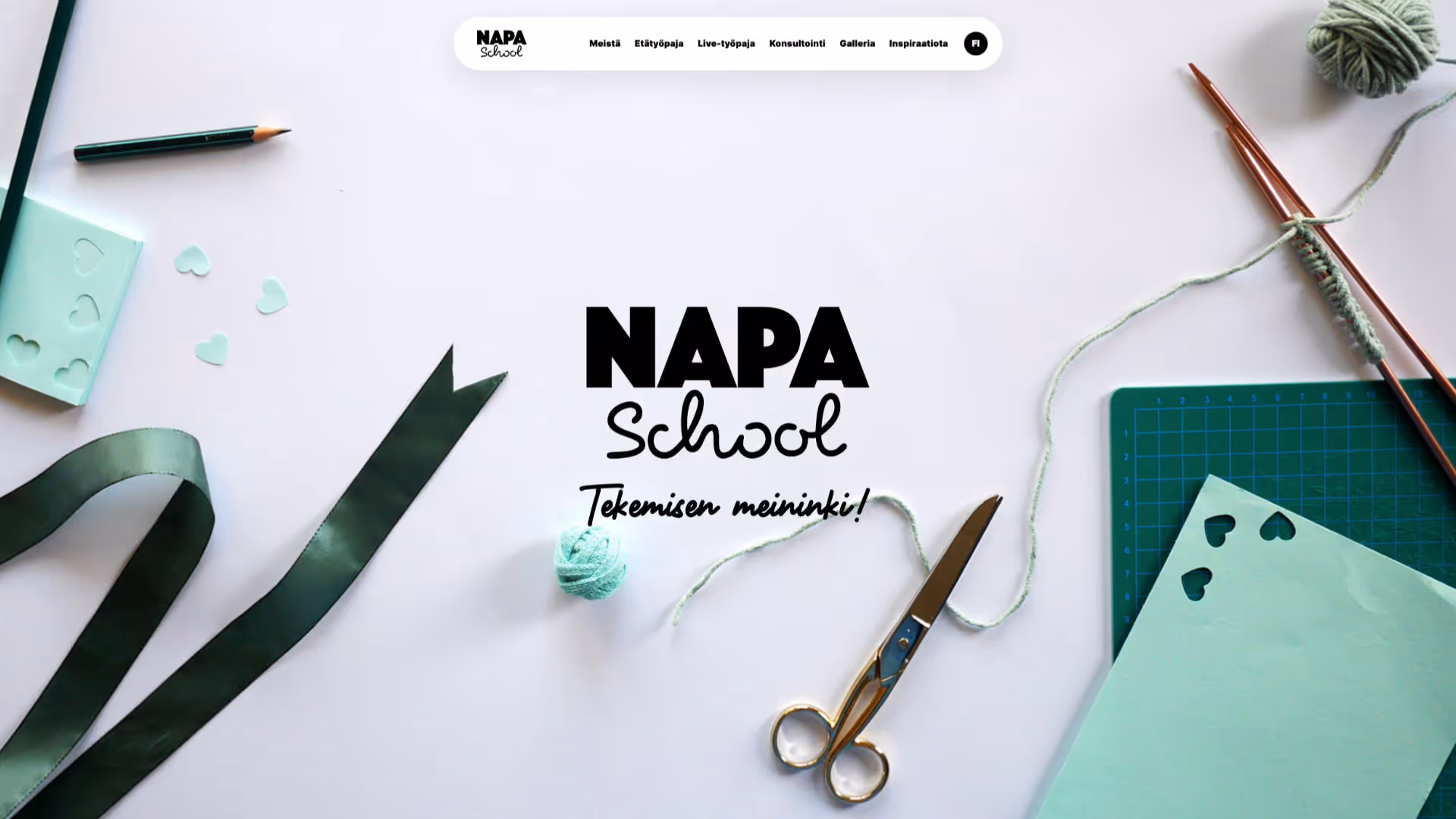 Askartelutarvikkeita, kuten vihreä nauha, sakset, vihreä kynä, neulontapuikot ja sydämen muotoisia paperileikkeitä valkoisella taustalla, keskellä teksti NAPA School Tekemisen meininki.