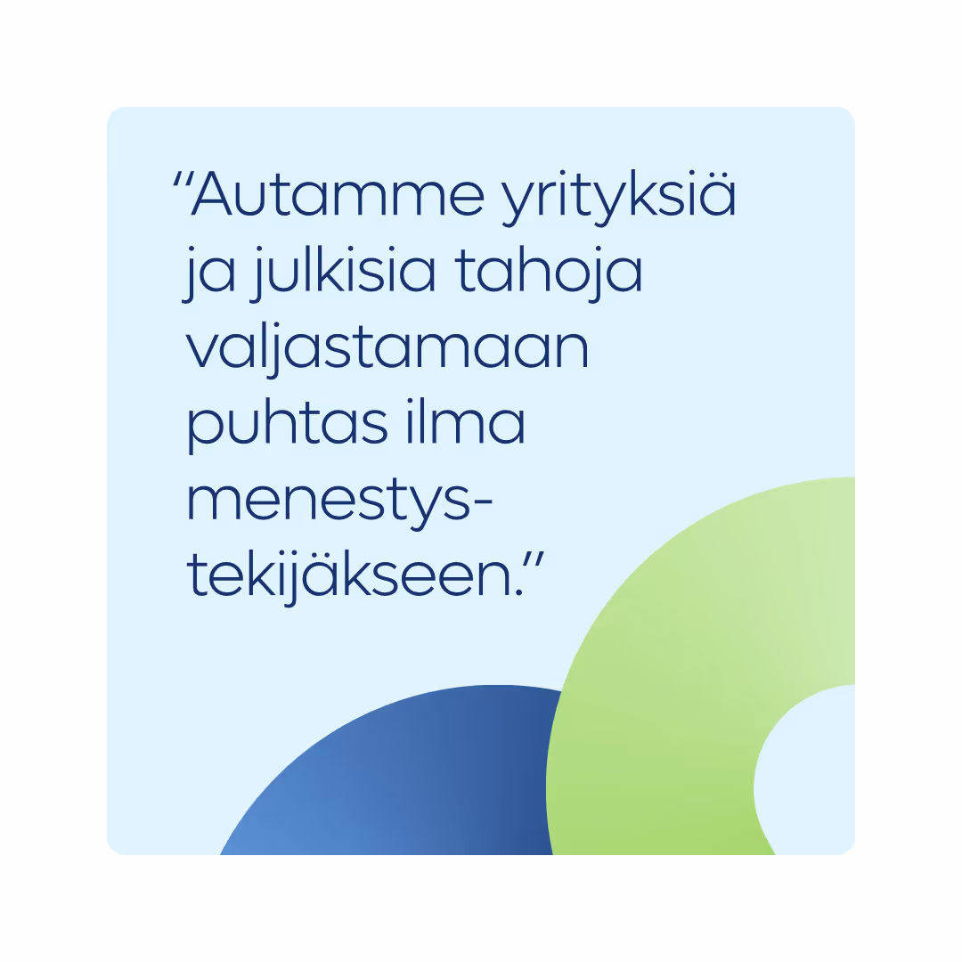 Lainaus, jossa lukee: Autamme yrityksiä ja julkisia tahoja valjastamaan puhtaan ilman menestystekijäksi vaalealla taustalla ja sininen ja vihreä kaareva muoto.